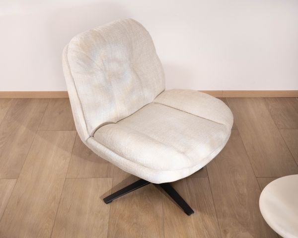 Fauteuil lounge pivotant “Panama” en tissu bouclettes écru esprit scandinave