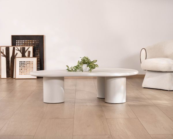 Table basse forme organique en micro-ciment teinté crème "Naura"