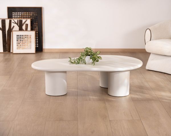 Table basse forme organique en micro-ciment teinté crème "Naura"