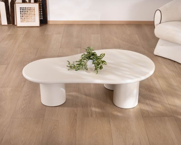 Table basse forme organique en micro-ciment teinté crème "Naura"