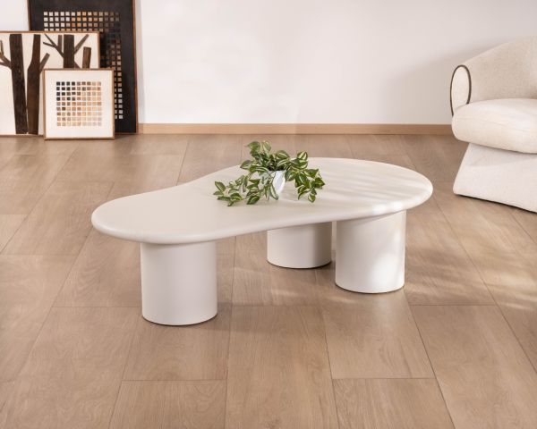 Table basse forme organique en micro-ciment teinté crème "Naura"