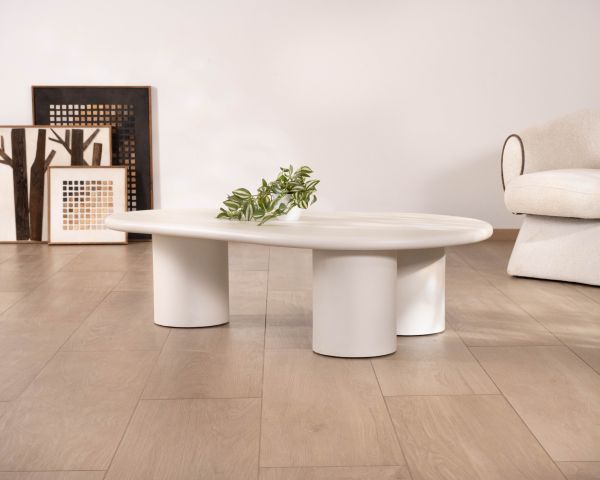 Table basse forme organique en micro-ciment teinté crème "Naura"