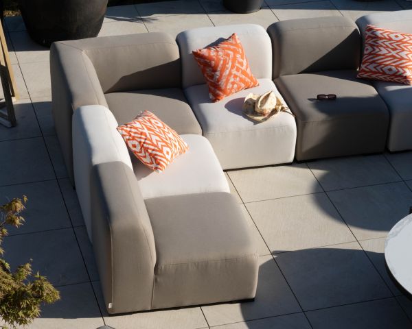 Module d'angle en tissu beige pour canapé d'extérieur modulaire design organique "Miroly Bay"