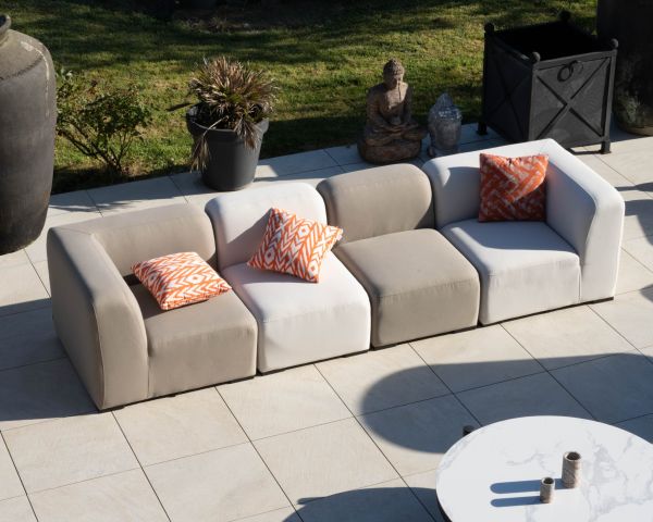 Module d'angle en tissu beige pour canapé d'extérieur modulaire design organique "Miroly Bay"