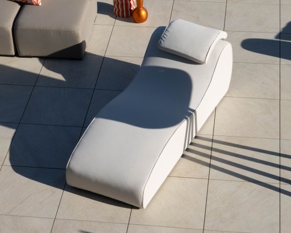 Bain de soleil 1 place design organique en tissu blanc spécial outdoor "Miroly bay"