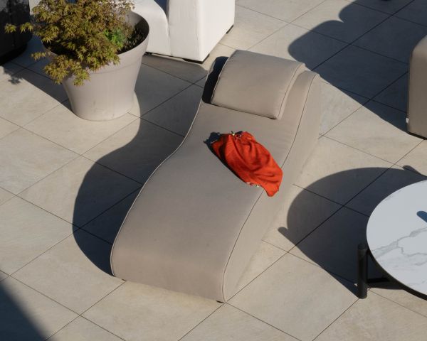 Bain de soleil en tissu spécial outdoor design organique "Miroly bay" coloris taupe