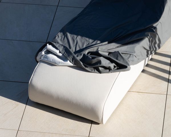 Bain de soleil 1 place design organique en tissu blanc spécial outdoor "Miroly bay"