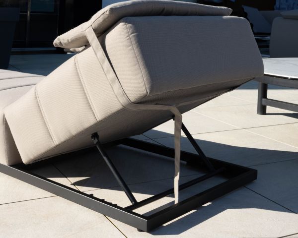 Bain de soleil design épuré en tissu spécial extérieur "Sunset Bay" taupe avec surpiqures