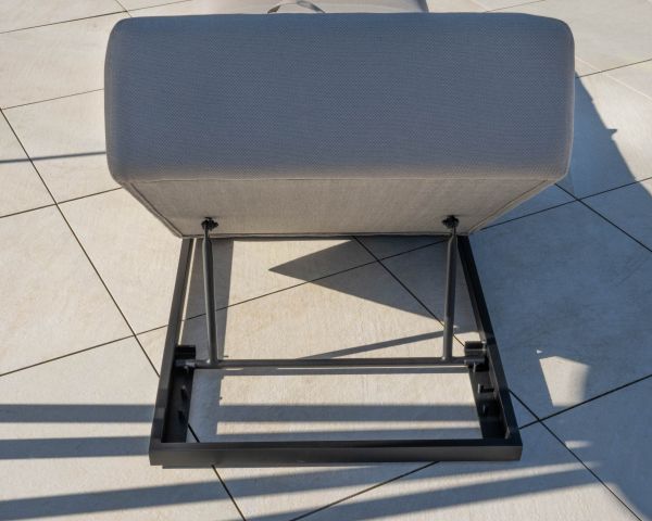 Bain de soleil design épuré en tissu spécial extérieur "Sunset Bay" taupe avec surpiqures