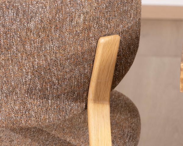 Lot de 2 chaises de repas empilables design et chaleureuses "Staccato" tissu tramé marron et pieds aspect chêne