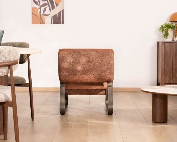 Fauteuil design rétro terracotta "Luno" en tissu bouclette et structure métal bronze