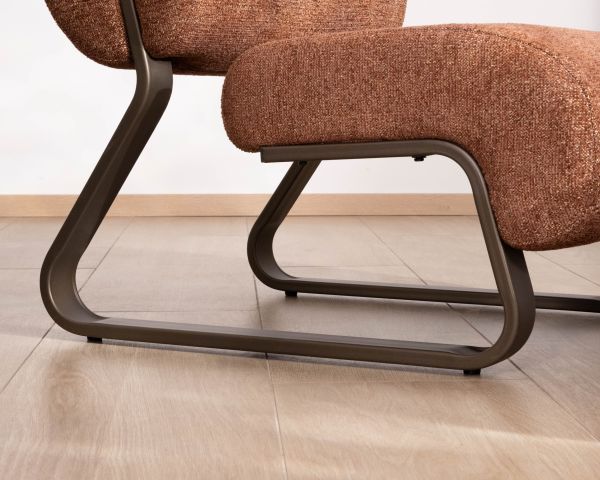 Fauteuil design rétro terracotta "Luno" en tissu bouclette et structure métal bronze