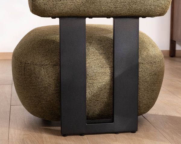 Fauteuil bas design moderne et organique en tissu bouclette kaki "Luno"
