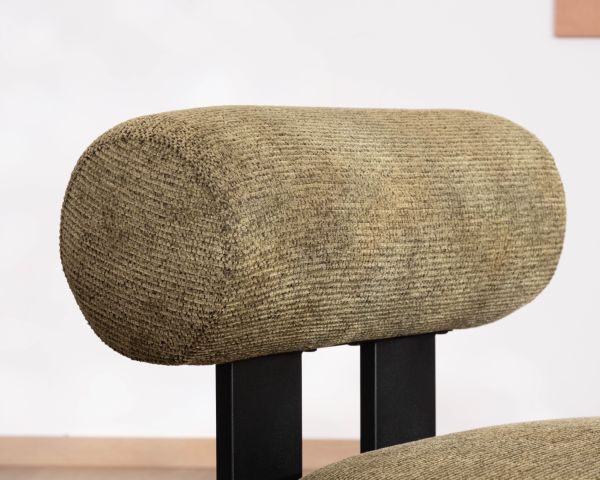 Fauteuil bas design moderne et organique en tissu bouclette kaki "Luno"