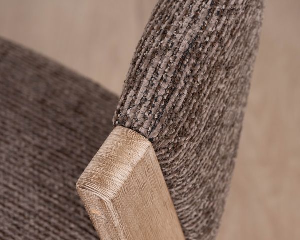Lot de 2 chaises de salle à manger design "Kyara" en tissu brun moka et bois d'hévéa