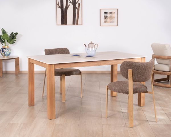 Table de repas esprit campagne chic "Arvik" en teck massif et céramique effet travertin 160 cm