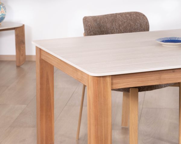 Table de repas esprit campagne chic "Arvik" en teck massif et céramique effet travertin 160 cm