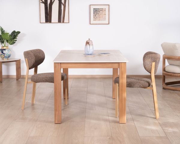 Table de repas esprit campagne chic "Arvik" en teck massif et céramique effet travertin 160 cm