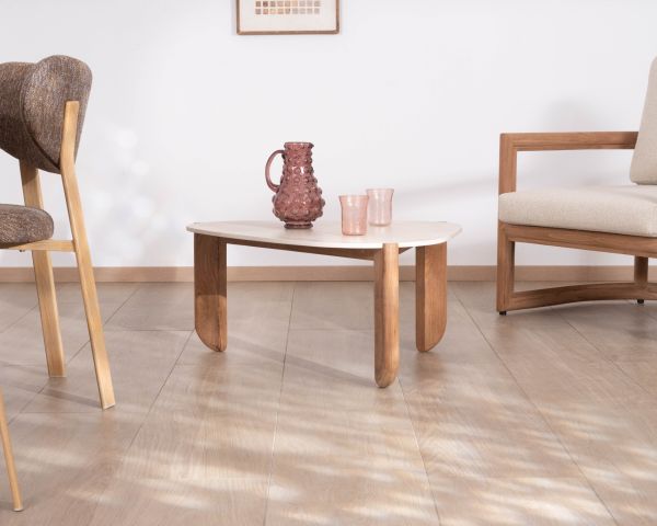 Grande table basse design organique intérieur / extérieur en teck massif et plateau céramique effet travertin "Osten"