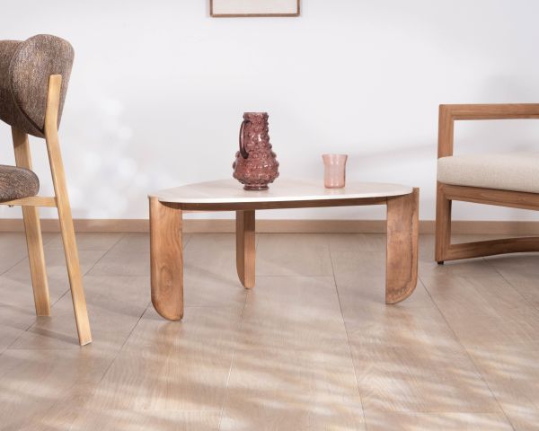 Grande table basse design organique intérieur / extérieur en teck massif et plateau céramique effet travertin "Osten"