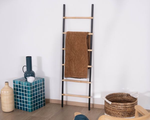 Echelle en rotin finition bicolore naturel et noir "Solira" 150 cm