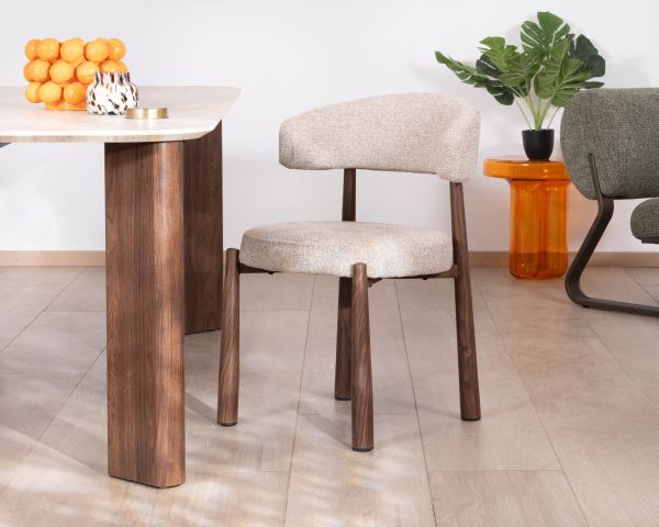 Lot de 2 chaises enveloppantes esprit rétro-contemporain “Arlo” en tissu tramé beige et marron, pieds aspect noyer
