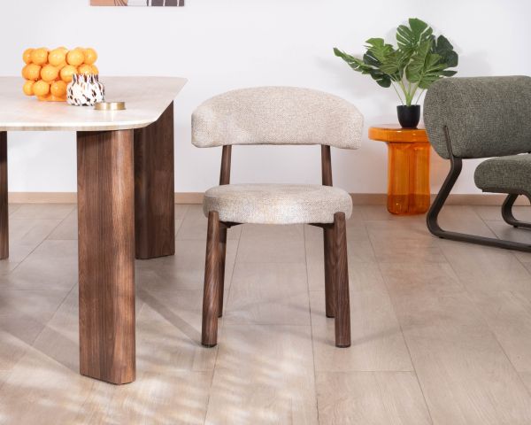 Lot de 2 chaises enveloppantes esprit rétro-contemporain “Arlo” en tissu tramé beige et marron, pieds aspect noyer