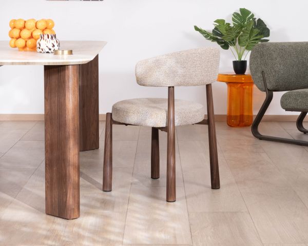 Lot de 2 chaises enveloppantes esprit rétro-contemporain “Arlo” en tissu tramé beige et marron, pieds aspect noyer