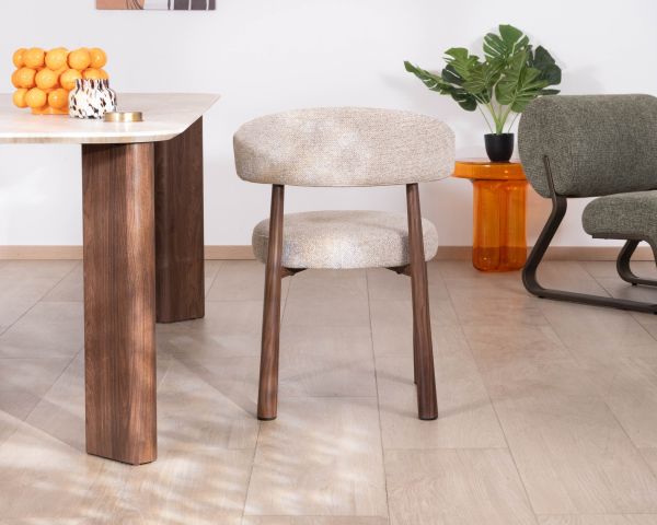 Lot de 2 chaises enveloppantes esprit rétro-contemporain “Arlo” en tissu tramé beige et marron, pieds aspect noyer