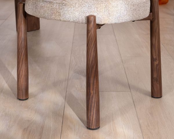 Lot de 2 chaises enveloppantes esprit rétro-contemporain “Arlo” en tissu tramé beige et marron, pieds aspect noyer