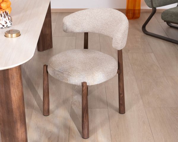 Lot de 2 chaises enveloppantes esprit rétro-contemporain “Arlo” en tissu tramé beige et marron, pieds aspect noyer