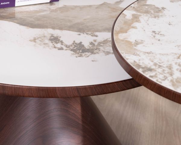 Ensemble de 2 tables basses rondes esprit rétro avec plateau en céramique blanche effet marbre "Cyléa" piètement effet noyer
