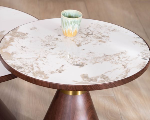 Ensemble de 2 tables basses rondes esprit rétro avec plateau en céramique blanche effet marbre "Cyléa" piètement effet noyer