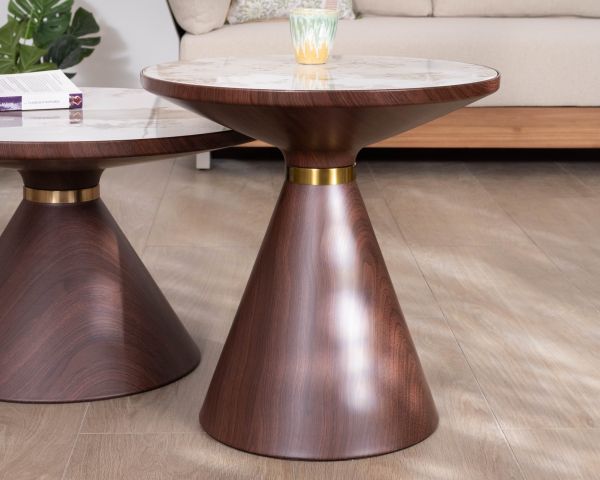 Ensemble de 2 tables basses rondes esprit rétro avec plateau en céramique blanche effet marbre "Cyléa" piètement effet noyer