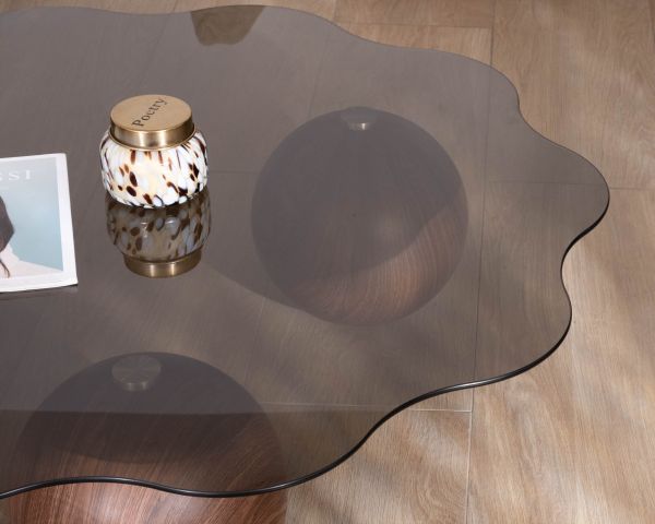 Table basse forme organique avec plateau en verre fumé "Cyléa" pieds boules