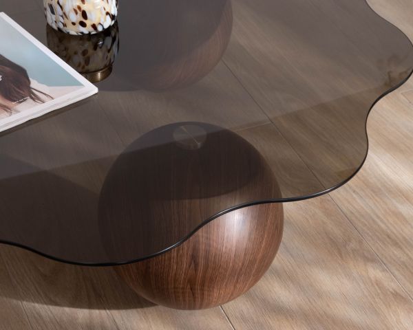 Table basse forme organique avec plateau en verre fumé "Cyléa" pieds boules