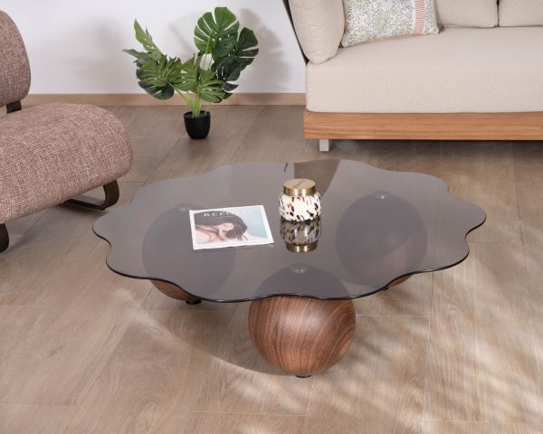 Table basse forme organique avec plateau en verre fumé "Cyléa" pieds boules