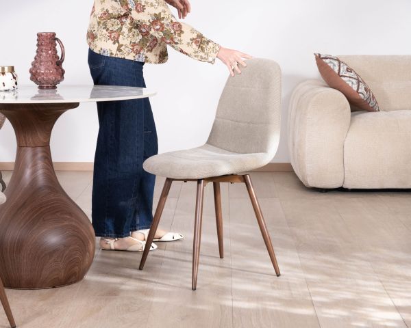 Lot de 4 chaises pivotantes rétro-contemporaines "Noma" en tissu grège chiné, pieds décor noyer