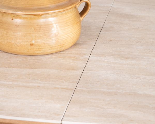 Table de repas extensible 160-200 cm plateau céramique effet travertin "Oria" piètement aspect chêne clair