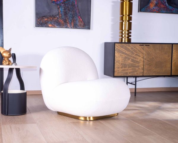 Fauteuil bas tissu blanc bouclé et socle métal doré "Gilt antique'
