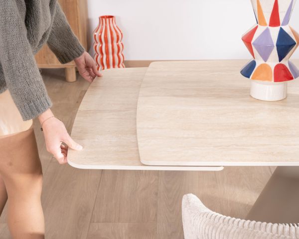 Table extensible 160 à 240 cm rétro chic "Amarello" en pierre frittée et métal champagne