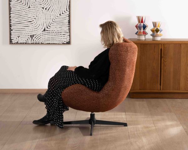 Fauteuil enveloppant et pivotant esprit cocooning et rétro "Calista" en tissu bouclette terracotta