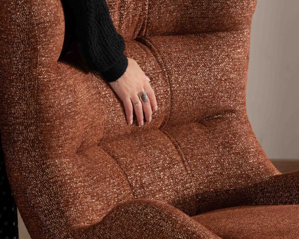 Fauteuil enveloppant et pivotant esprit cocooning et rétro "Calista" en tissu bouclette terracotta