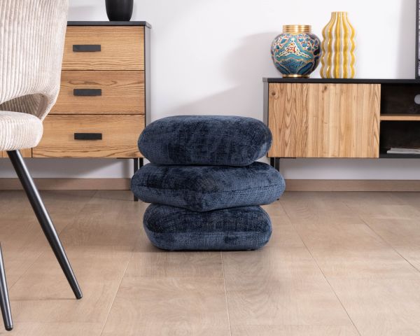 Pouf moderne pivotant « Flow » en tissu tramé bleu nuit finition satinée forme organique