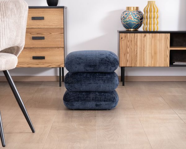 Pouf moderne pivotant « Flow » en tissu tramé bleu nuit finition satinée forme organique