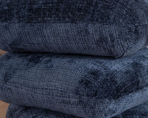 Pouf moderne pivotant « Flow » en tissu tramé bleu nuit finition satinée forme organique