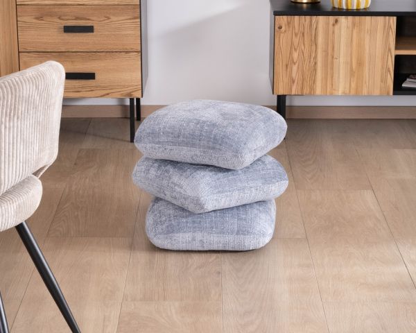 Pouf design pivotant en tissu tramé bleu glacier à reflets lumineux « Flow » esprit scandinave