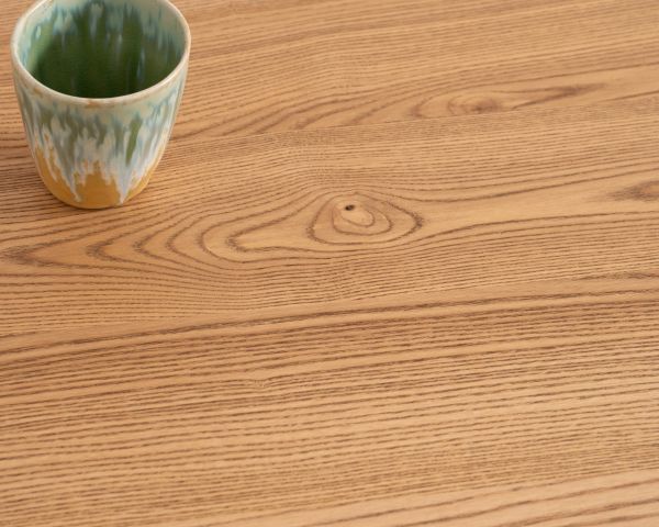 Table basse esprit newtro en bois massif naturel et noir "Sydney" avec portes coulissantes