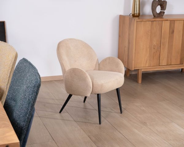 Petit fauteuil esprit scandinave en tissu duveteux beige "Luno"