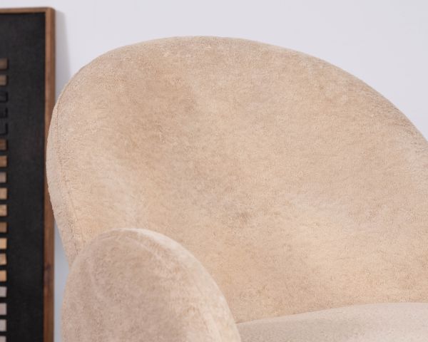 Petit fauteuil esprit scandinave en tissu duveteux beige "Luno"